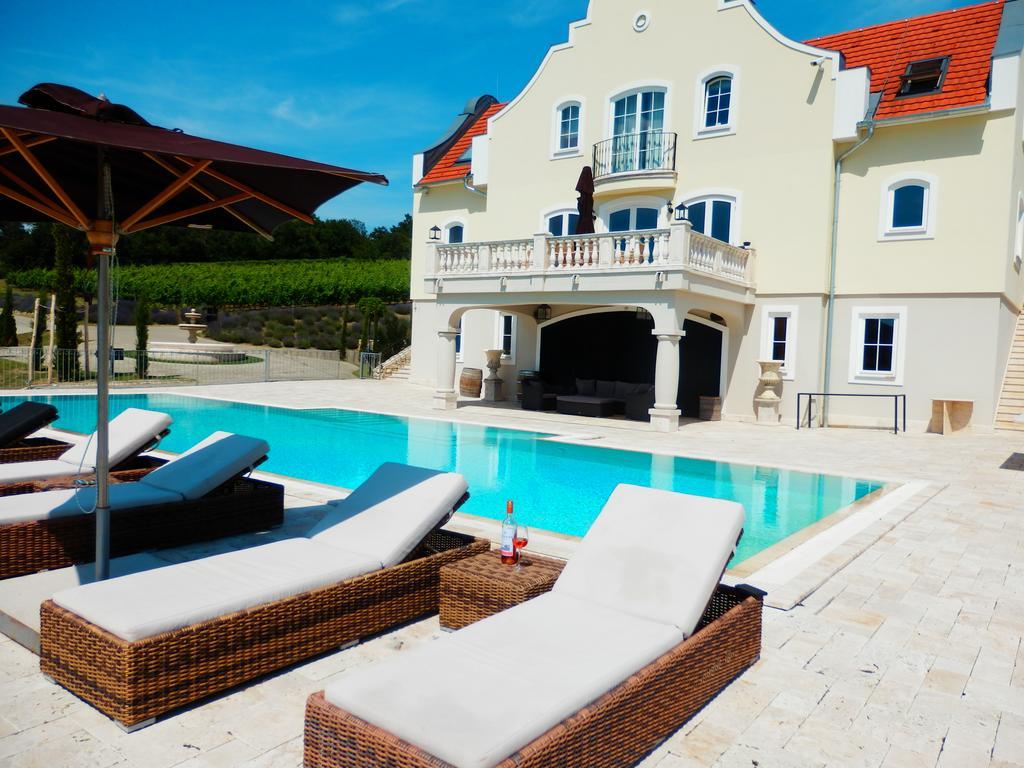 Liszkay Borkuria Hotel Monoszlo Exterior photo